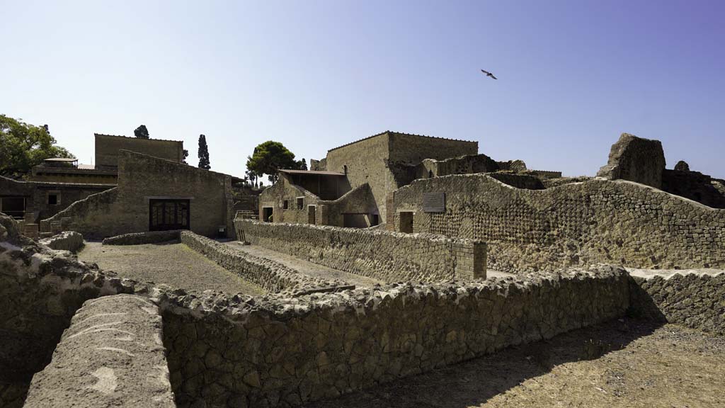 VI.1/4/5, Herculaneum, August 2021.
Looking east across rectangular space, with entrance doorway at VI.4, centre right, from Decumanus inferiore.
Photo courtesy of Robert Hanson.
